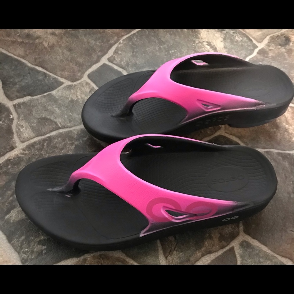 Women’s Oofos Flip Flop Size 9
